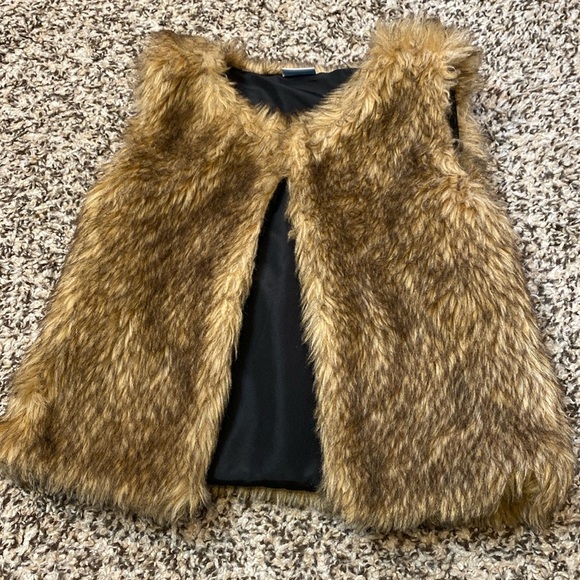 Edgehill Collection Faux Fur Vest - Picture 1 of 6